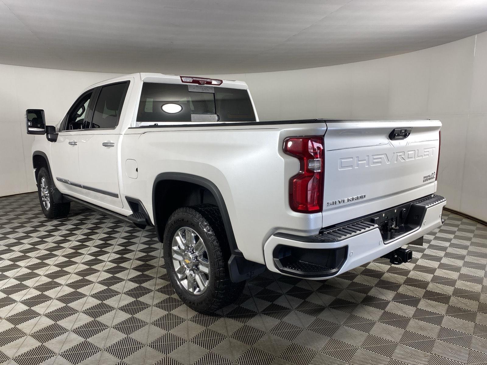Used 2024 Iridescent Pearl Tricoat Chevrolet High Country image 7