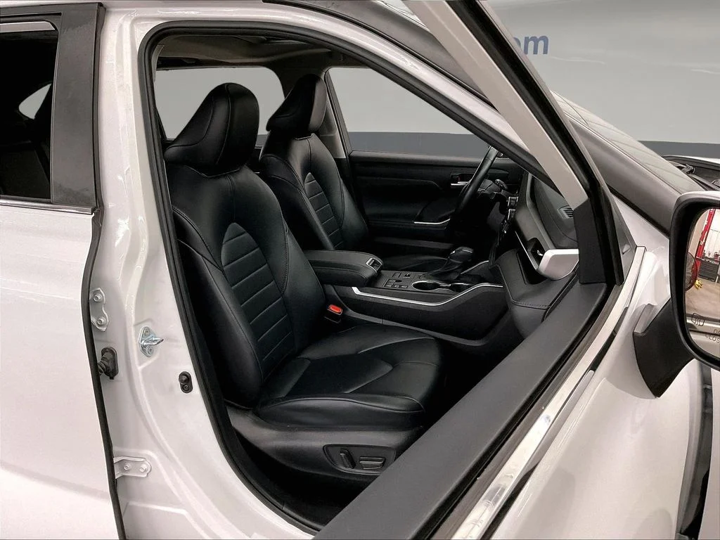 Used 2023 Beige Toyota XLE image 10