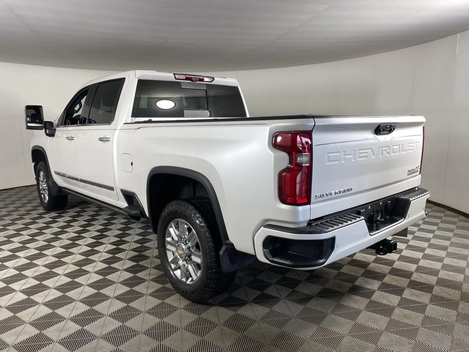 Used 2024 Iridescent Pearl Tricoat Chevrolet High Country image 7