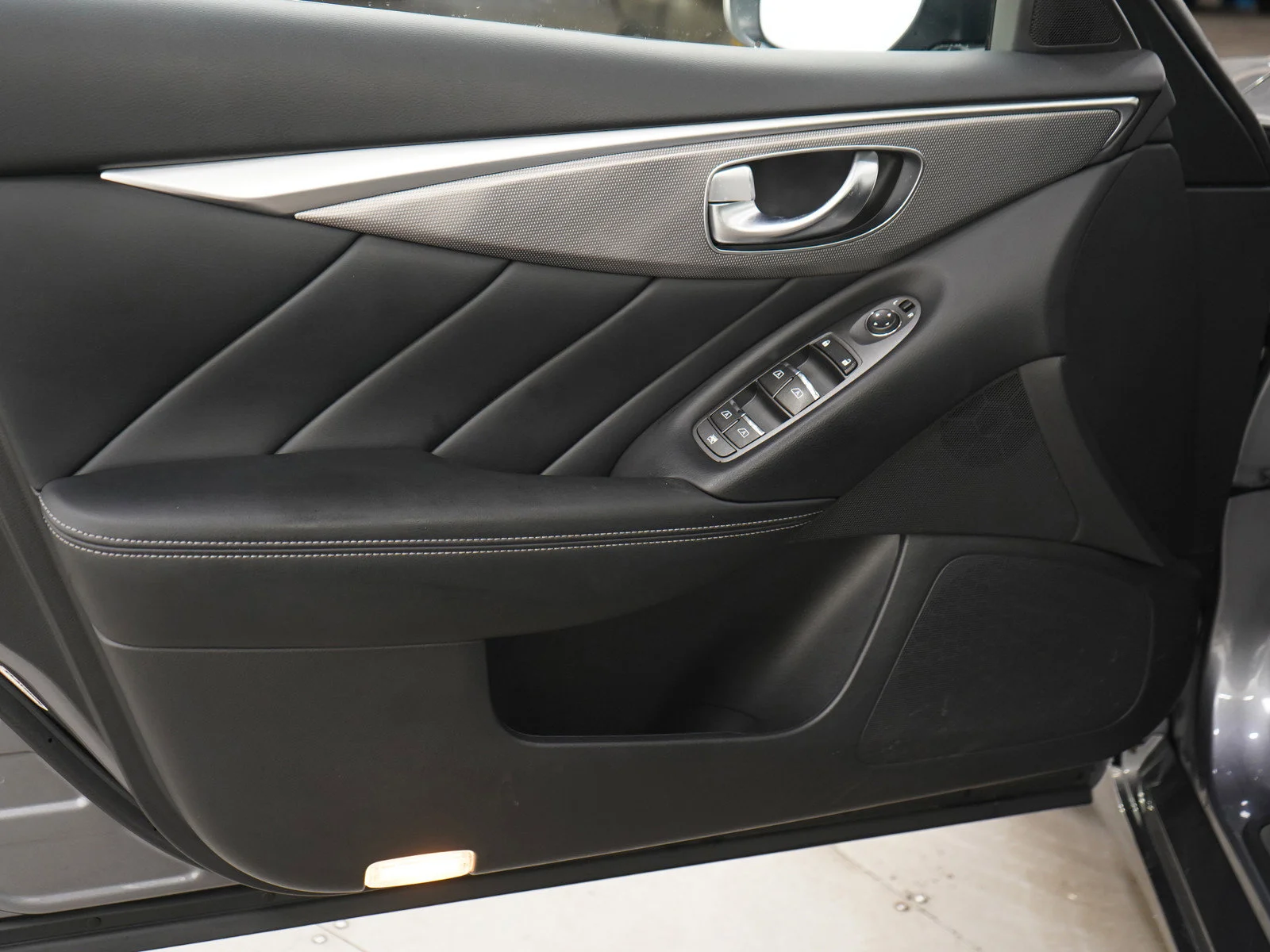 Used 2020 Graphite Shadow INFINITI Sport image 17