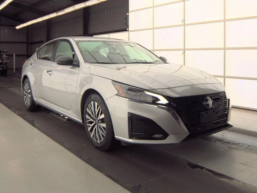 Certified Used 2025 Silver Nissan 2.5 SV image 2