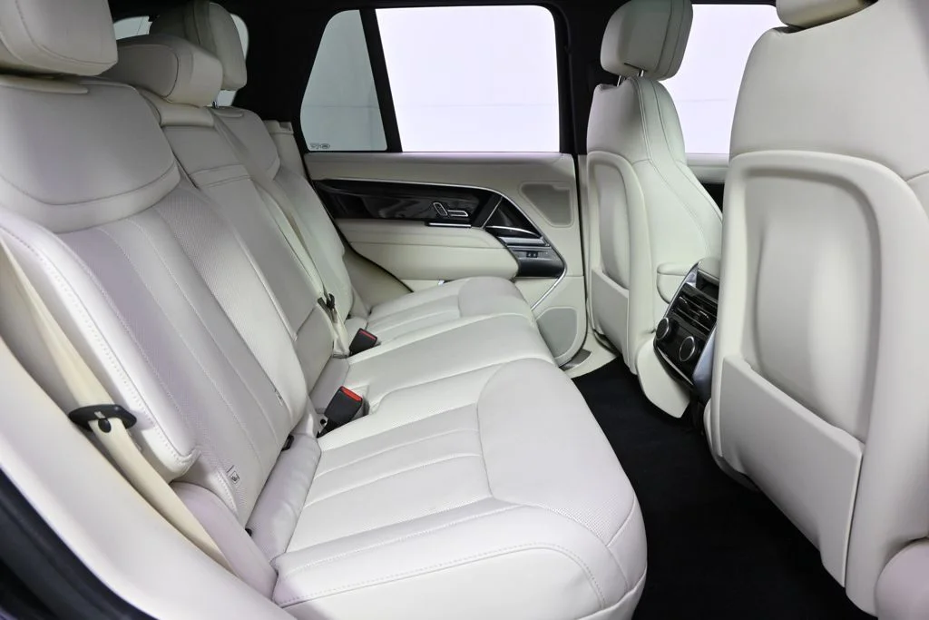 Used 2025 Santorini Black Metallic Land Rover SE image 18