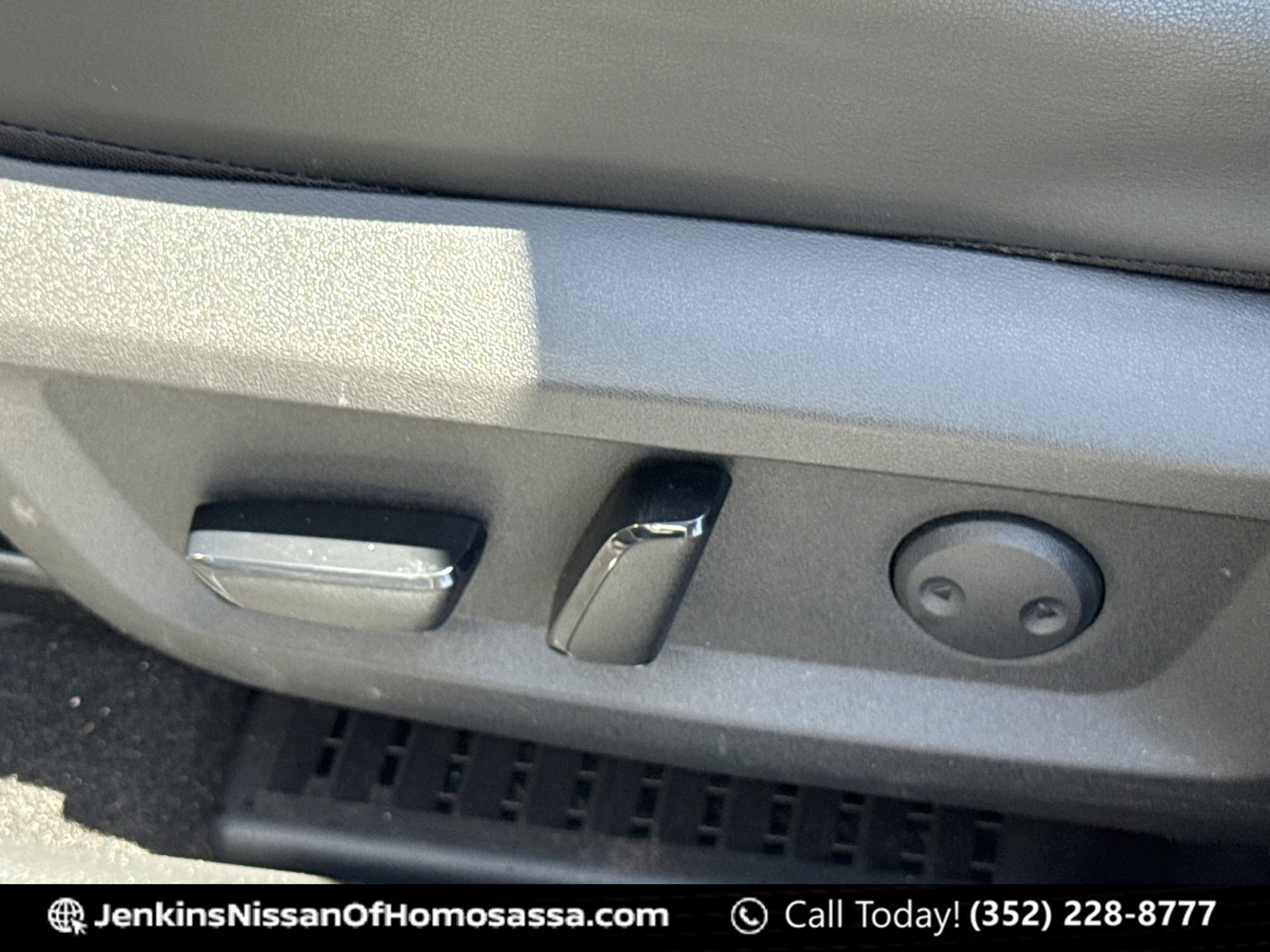 Used 2021 Brilliant Silver Metallic Nissan Platinum image 26