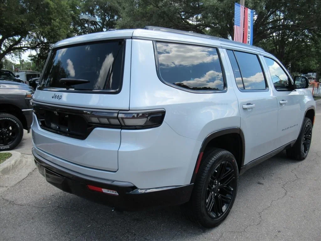 New 2026 Silver-Zynith Exterior Paint Jeep Limited Reserve image 7