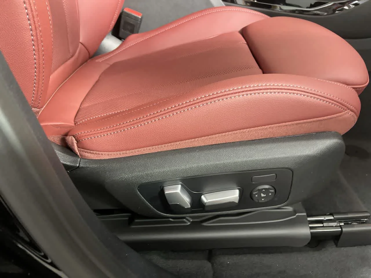 Used 2024 Black Sapphire Metallic BMW xDrive30i image 16