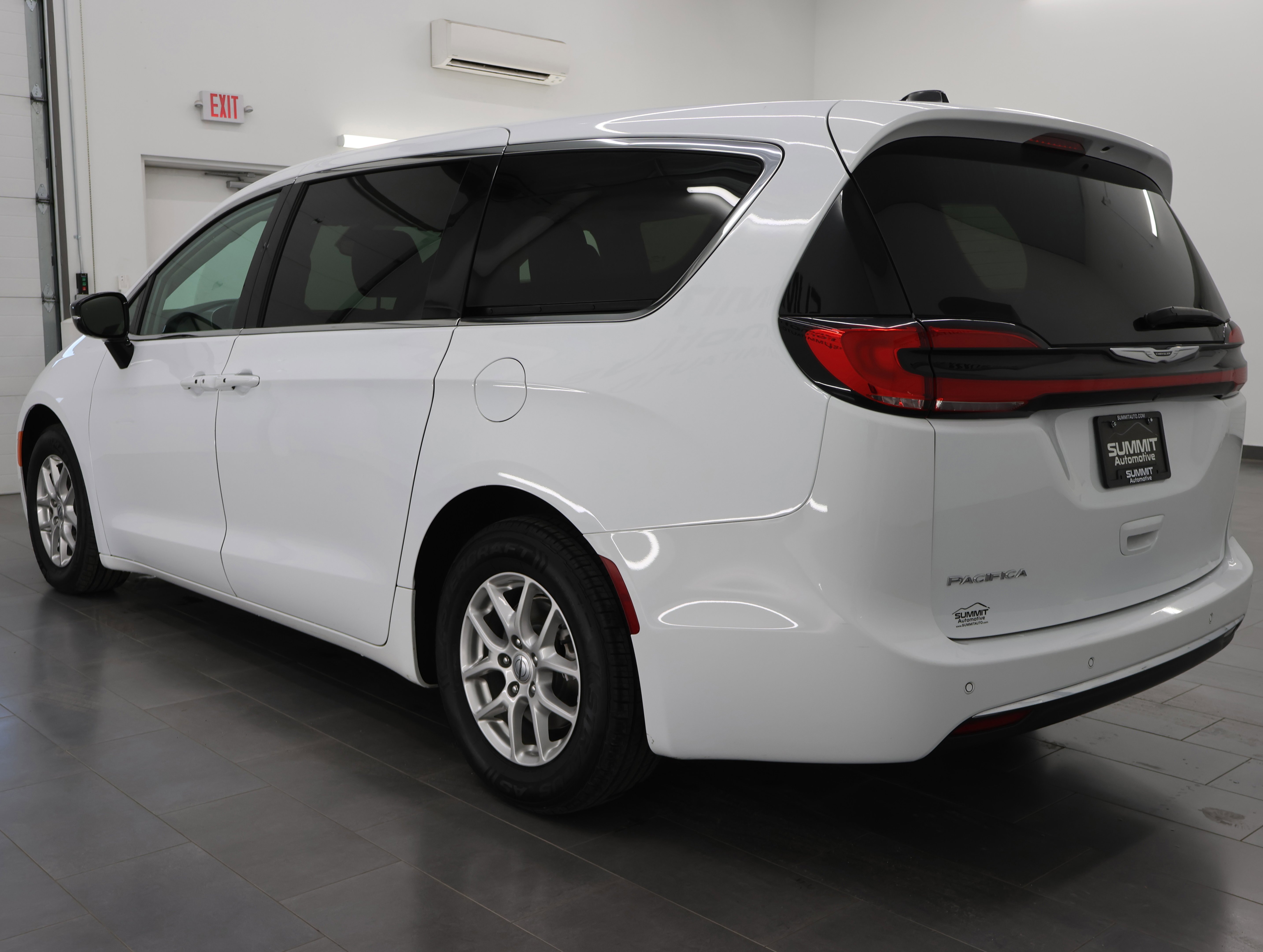 Used 2024 Bright White Clearcoat Chrysler Touring L: TOURING L-STOW N GO-QUADS-THIRD-ADAPTIVE CRUISE-1 OWNER image 6