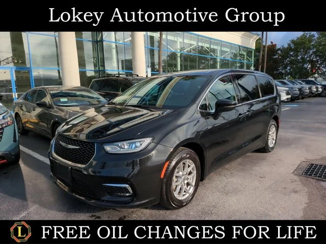2023 Chrysler Pacifica Touring L's photo