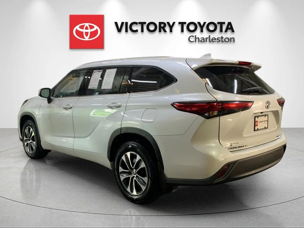 Used 2022 Beige Toyota XLE image 3