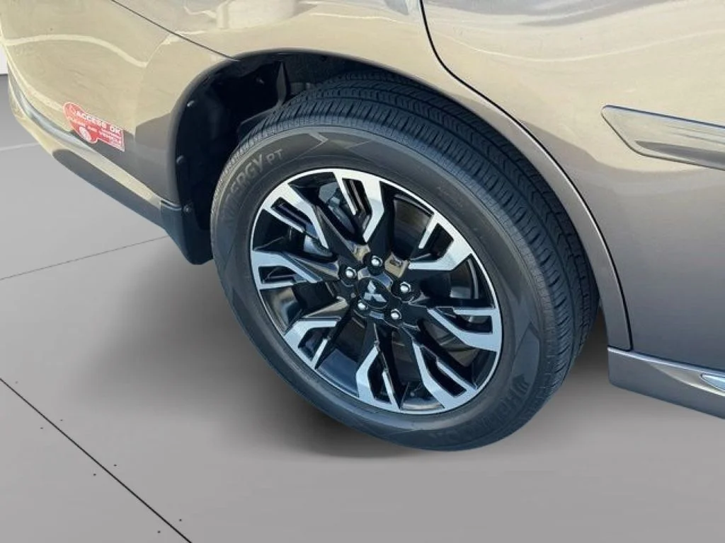 Used 2018  Mitsubishi SEL image 28