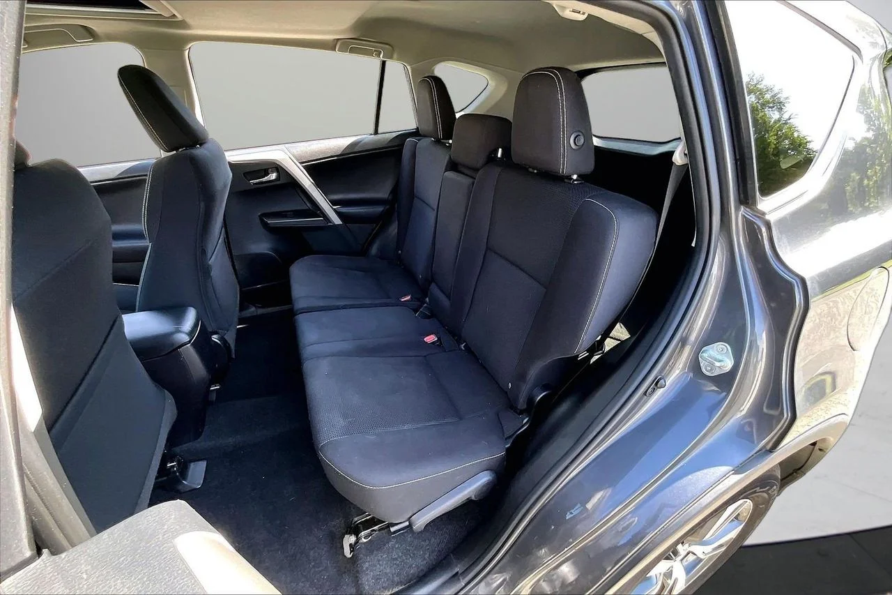 Used 2018 Gray Toyota XLE image 21