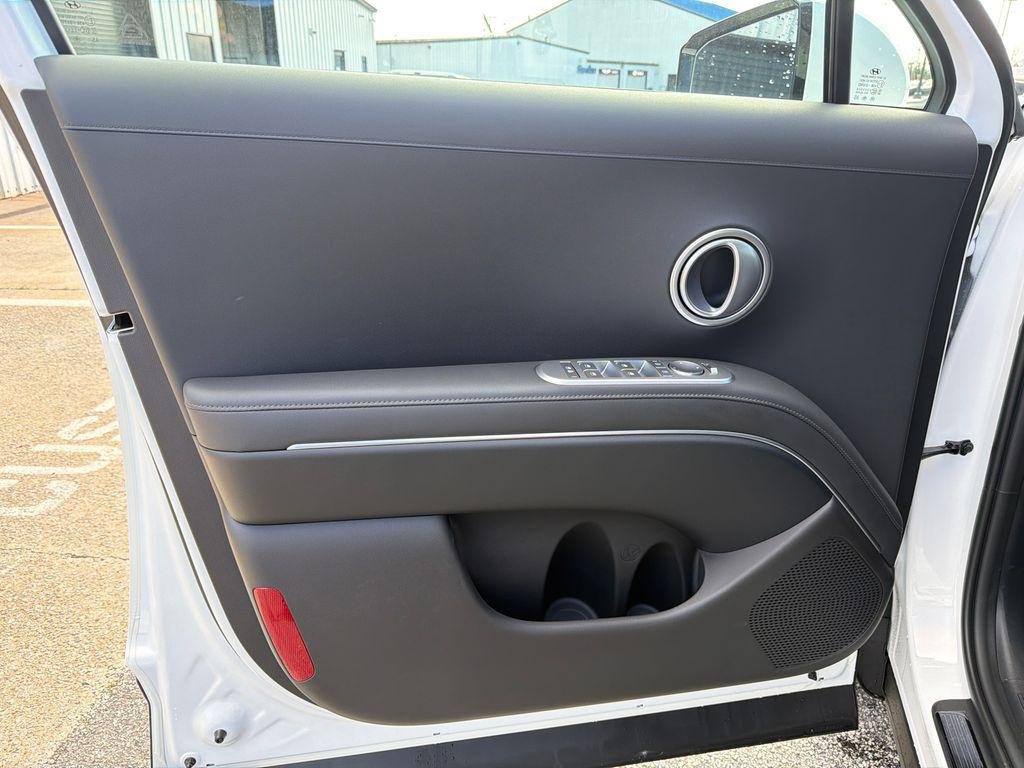 New 2026 White Hyundai SEL FWD image 10