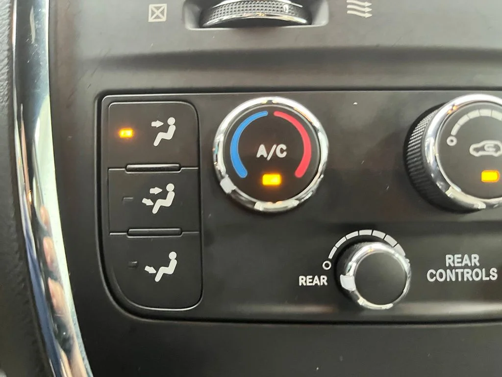 Used 2019 Black Dodge SXT image 6