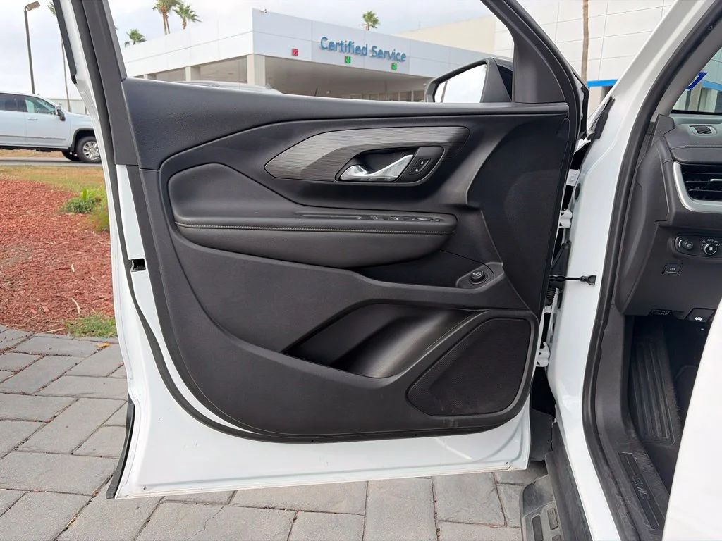 Used 2023 SUMMIT WHITE GMC SLE image 13