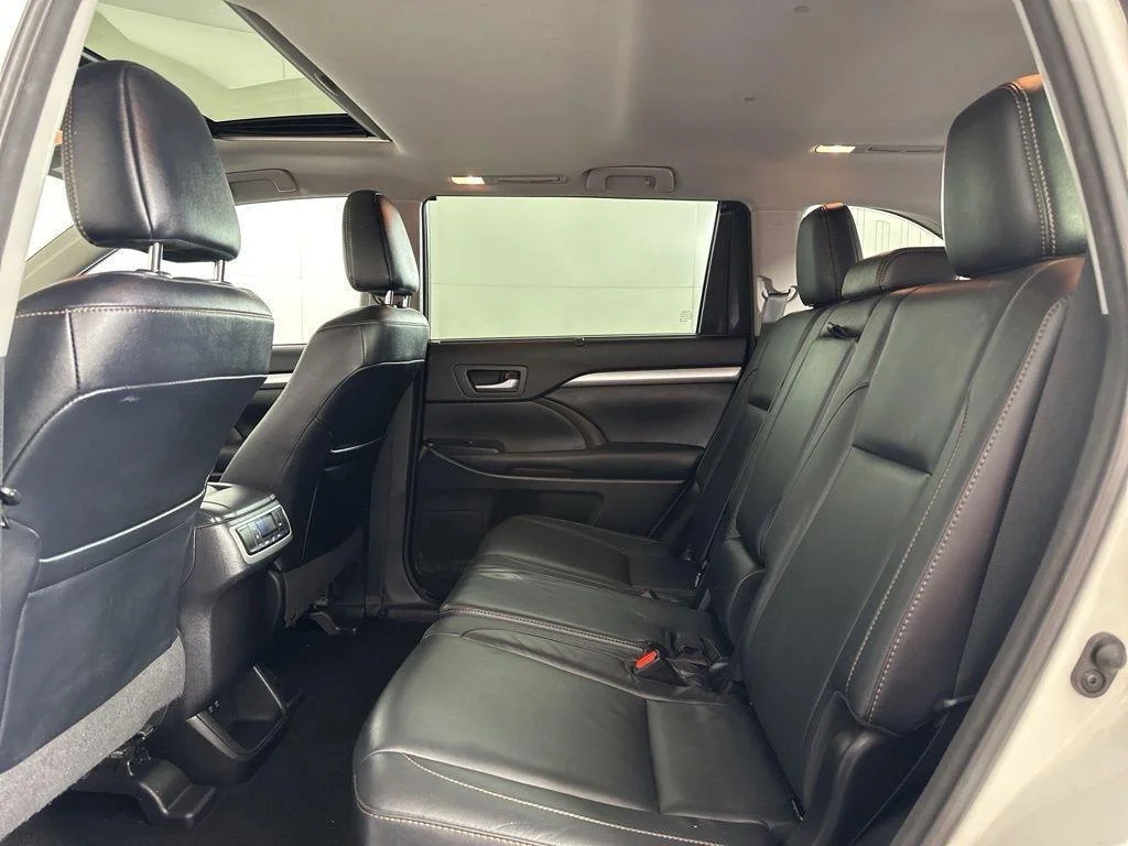 Used 2017 Blizzard Pearl Toyota XLE image 8