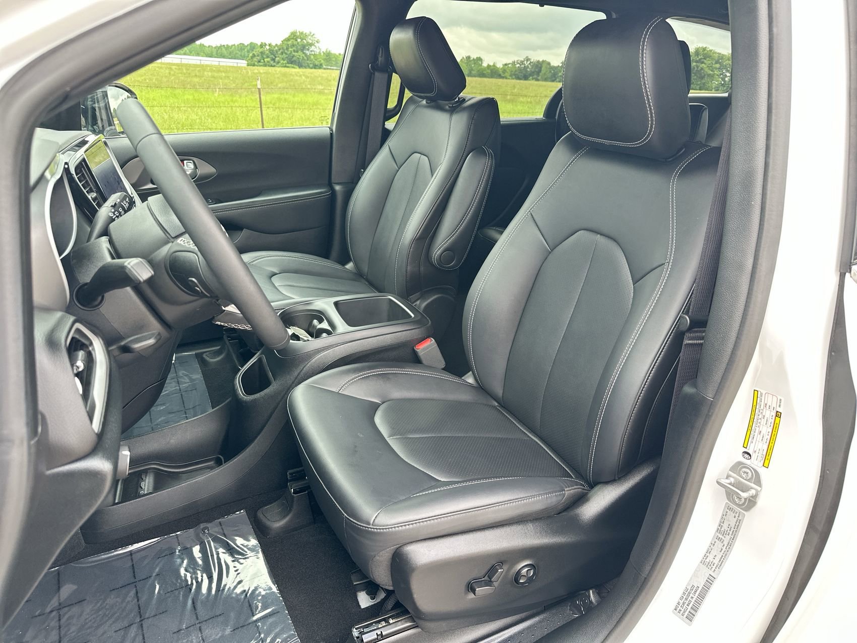 Used 2025 Bright White Clearcoat Chrysler Select image 11