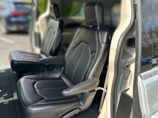 Used 2024 Silver Chrysler Touring L image 22