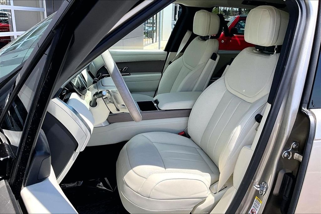 New 2026 BATUMI GOLD Land Rover SE 7 Seats image 9