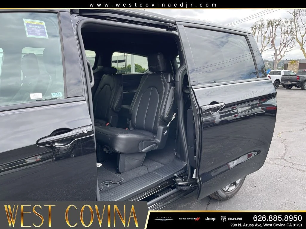 New 2026 Diamond Black Crystal Pearl-Coat Exterior Paint Chrysler Select image 9
