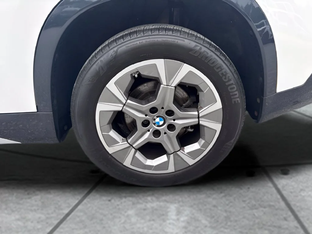 Used 2023 White BMW xDrive28i image 29