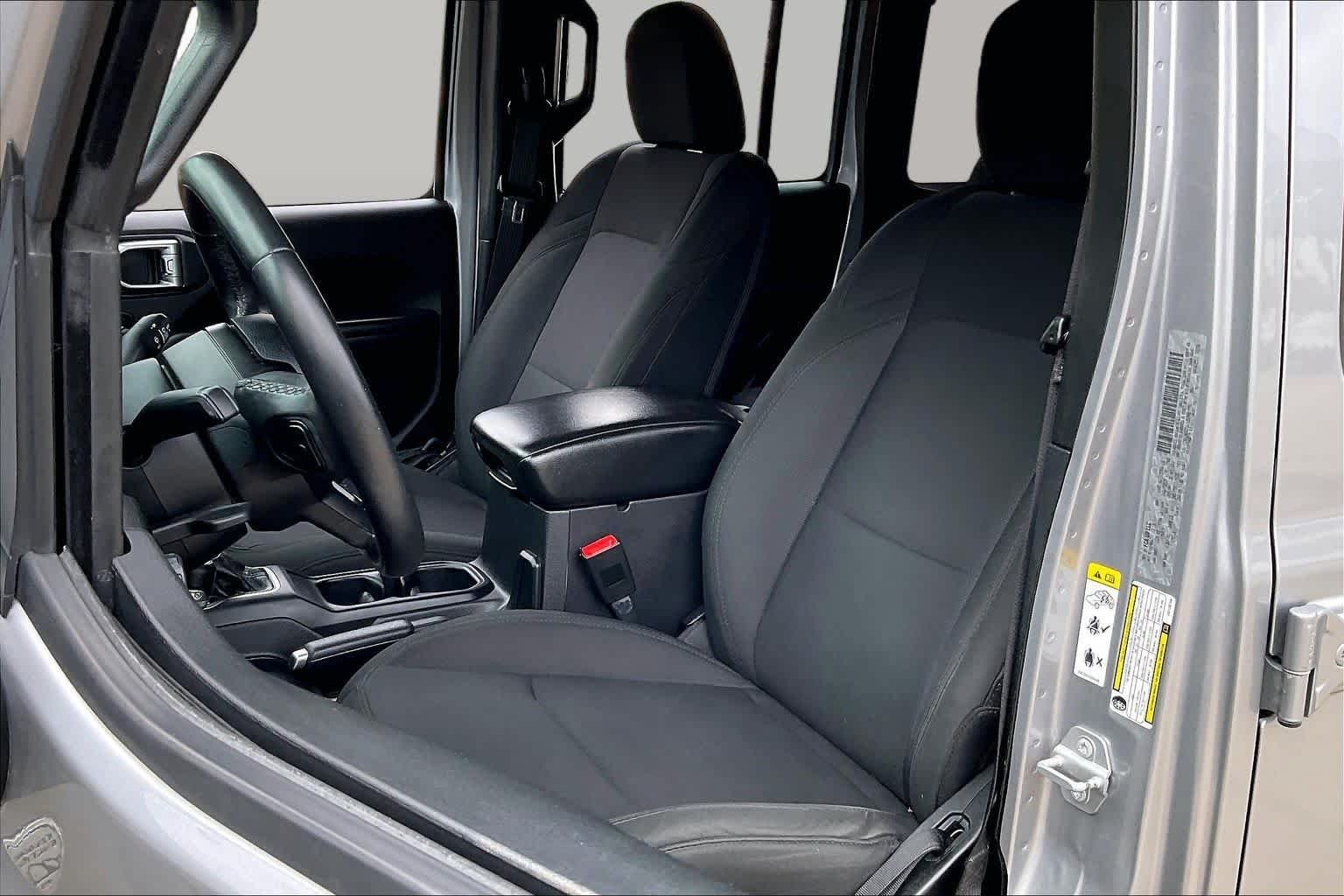 Used 2018 Billet Silver Metallic Clearcoat Jeep Sport S image 8