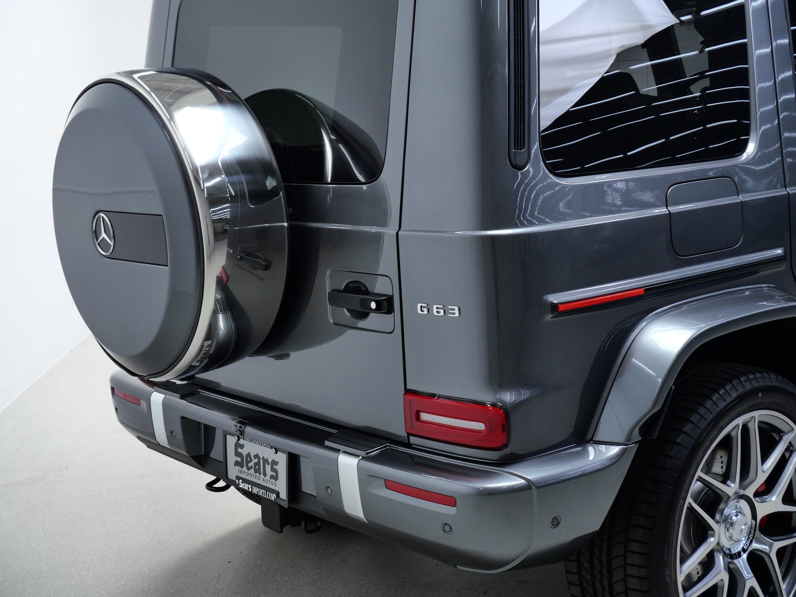 New 2027 MANUFAKTUR Graphite Metallic Mercedes-Benz AMG® G 63 SUV image 5