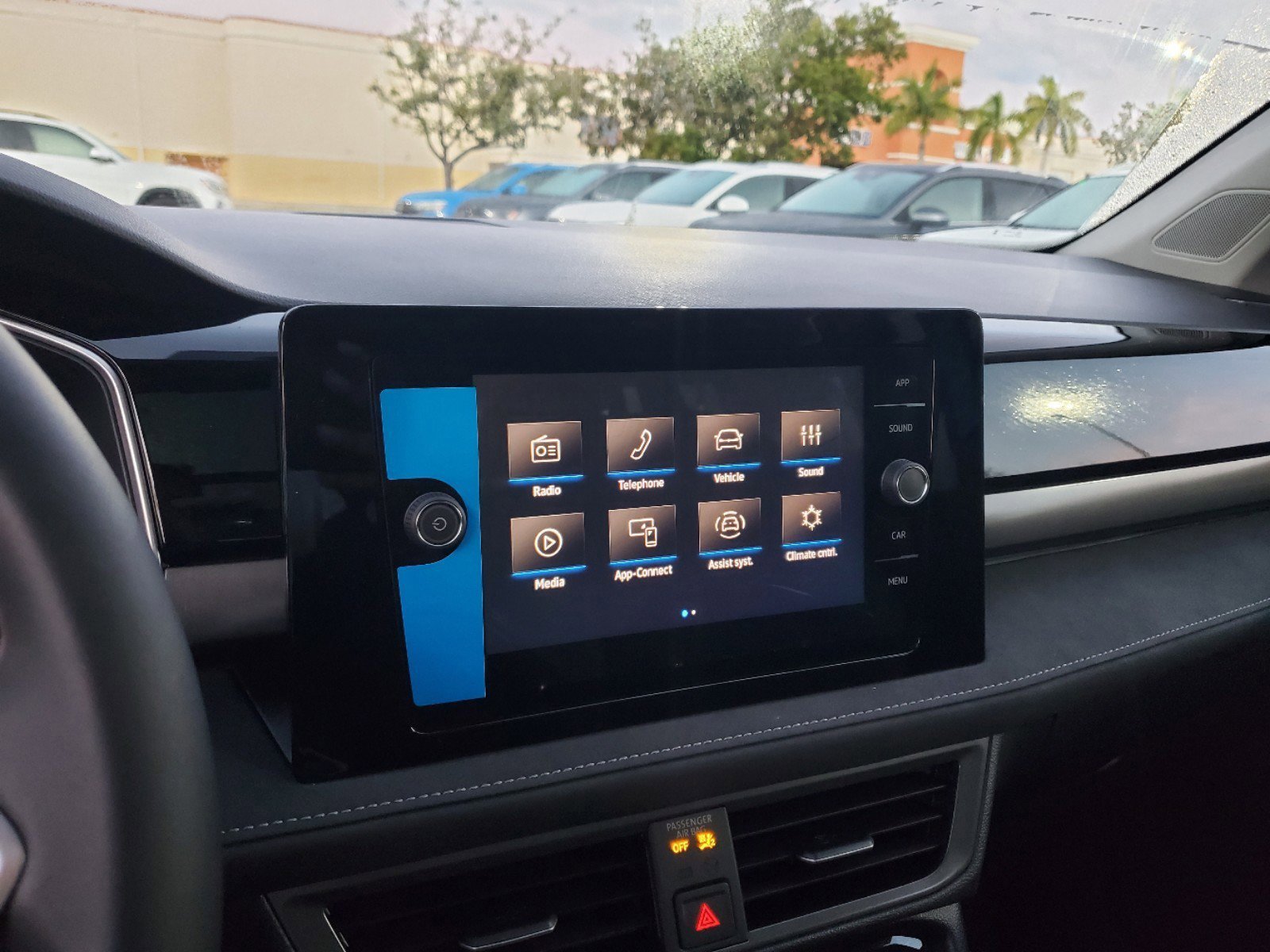 2025 Volkswagen Taos SE Black - Photo 9