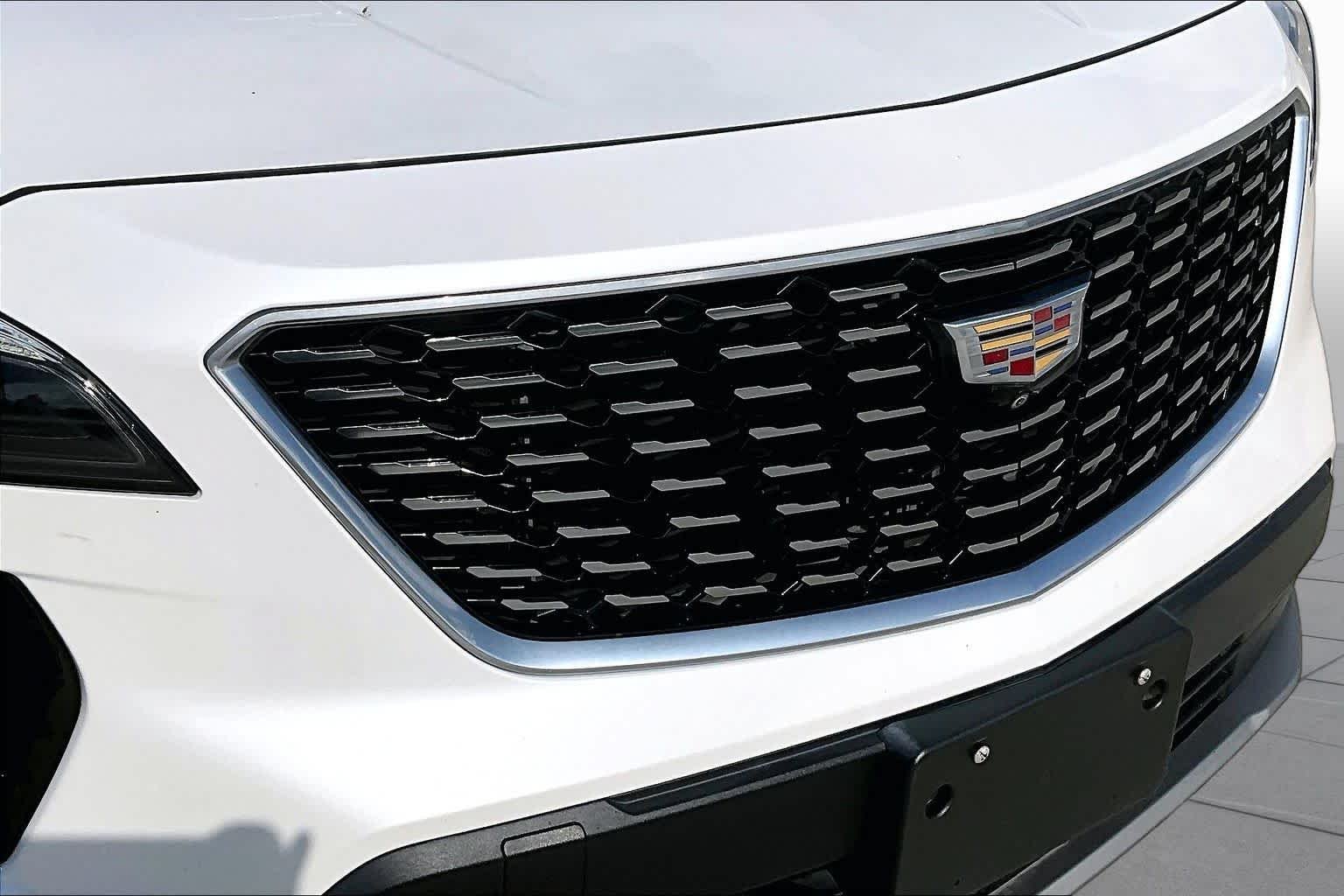 Used 2019 Crystal White Tricoat Cadillac FWD Premium Luxury image 28