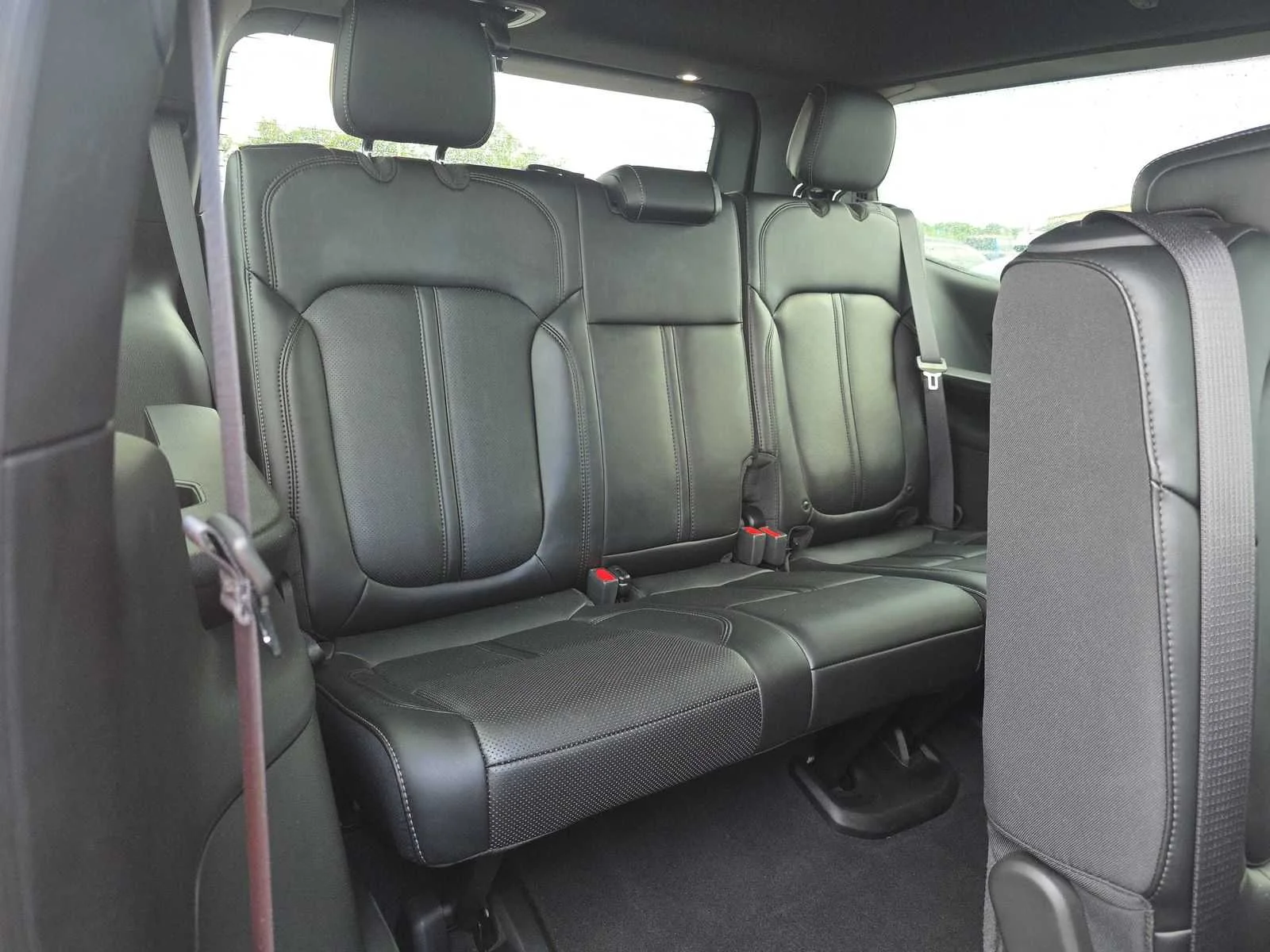 Used 2024 Diamond Black Crystal Pearlcoat Jeep Series II image 14