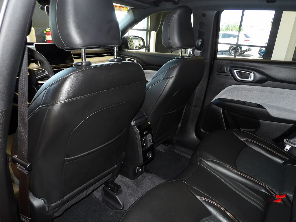 Used 2023 Diamond Black Crystal Pearl Coat Jeep Latitude Lux image 23