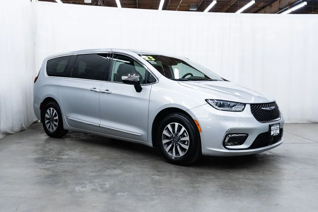 2023 Chrysler Pacifica Hybrid Limited Hybrid's photo