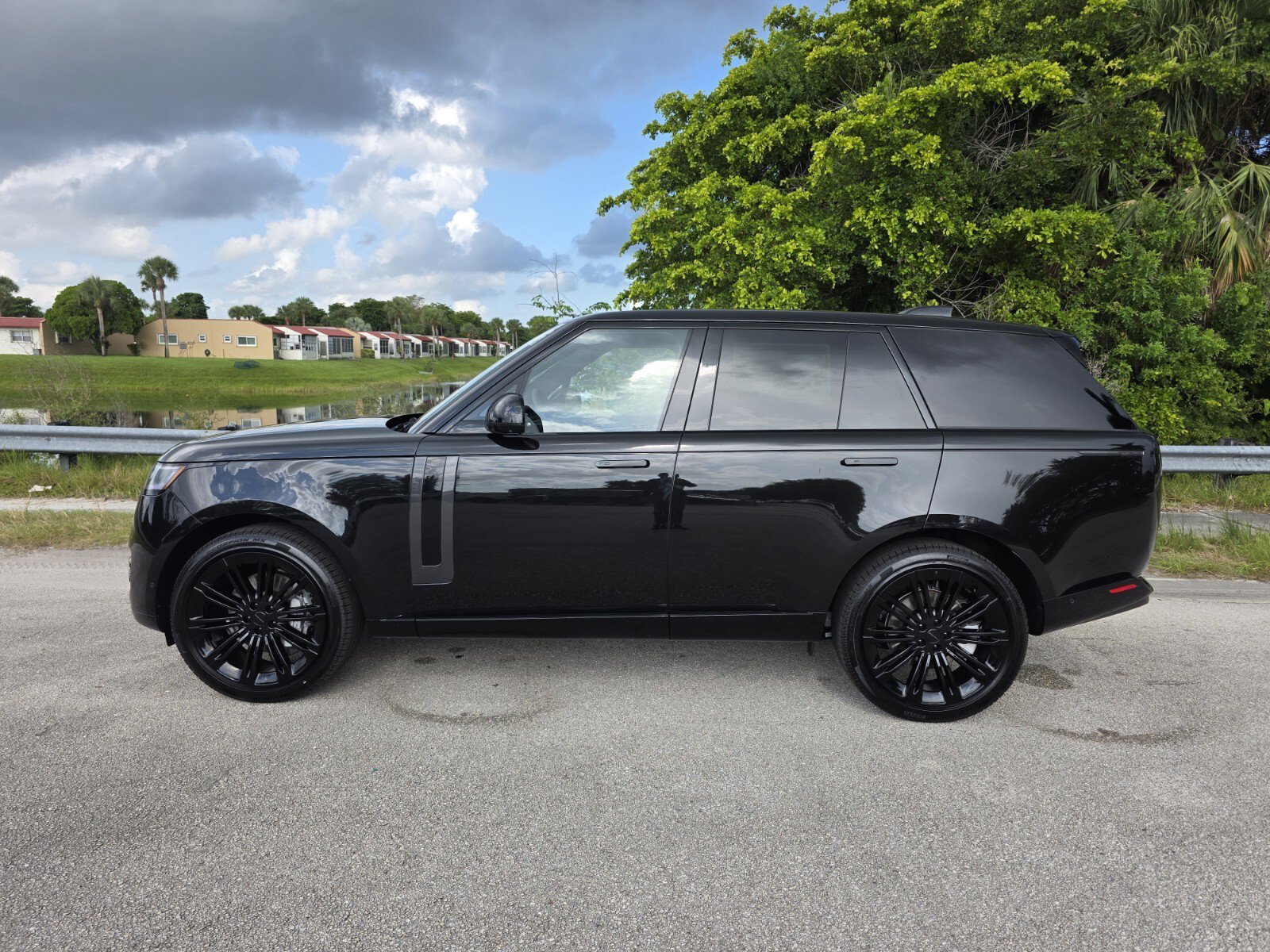 New 2026 Santorini Black Land Rover P400 SE image 7