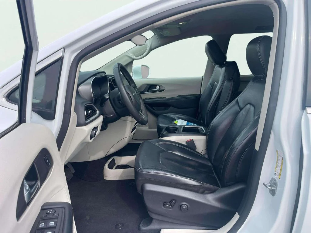 Used 2022 Bright White Clearcoat Chrysler Touring L image 26