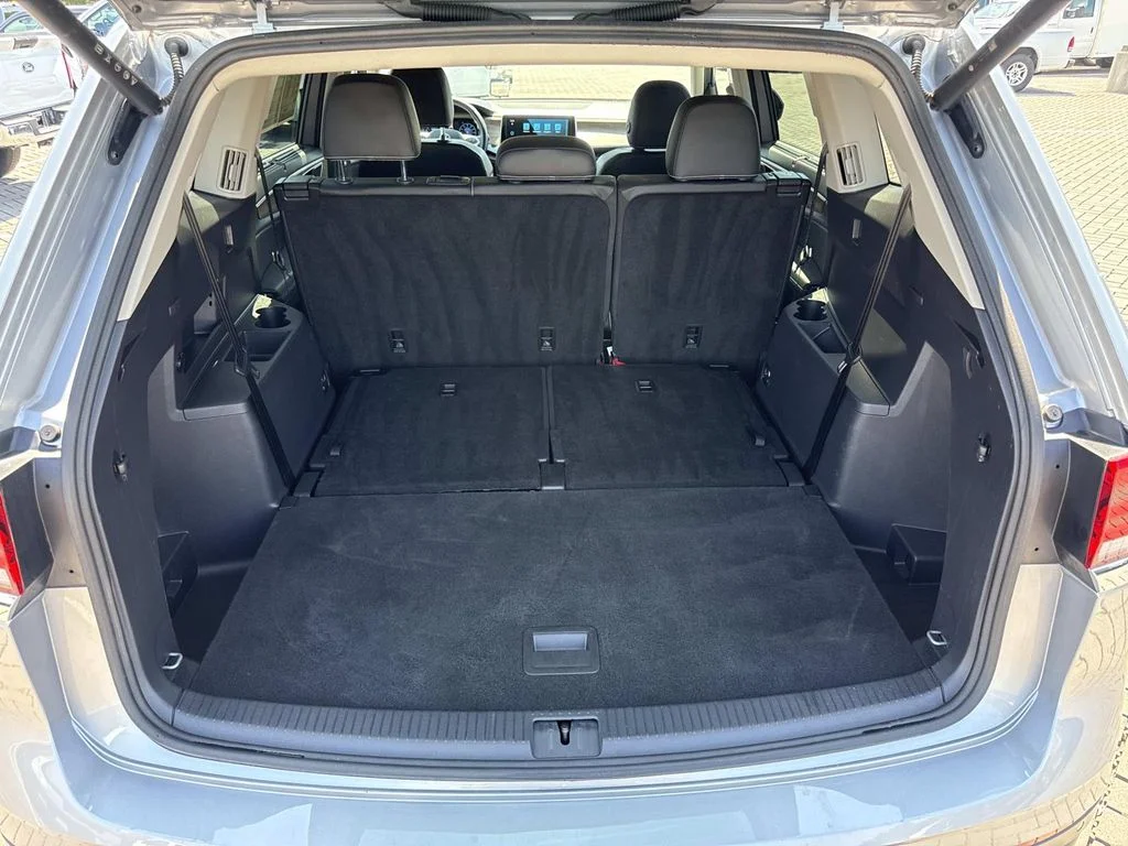 Used 2025  Volkswagen 2.0T SE w/Technology image 25