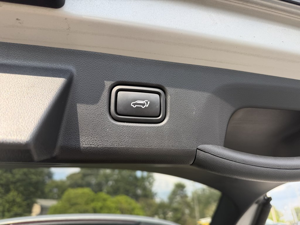 Used 2025 Silver Hyundai SEL image 18