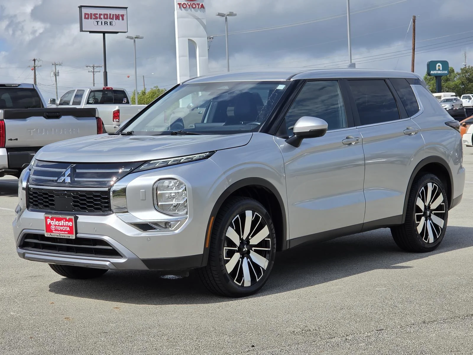 Used 2025 Alloy Silver Metallic Mitsubishi SE S-AWC image 3