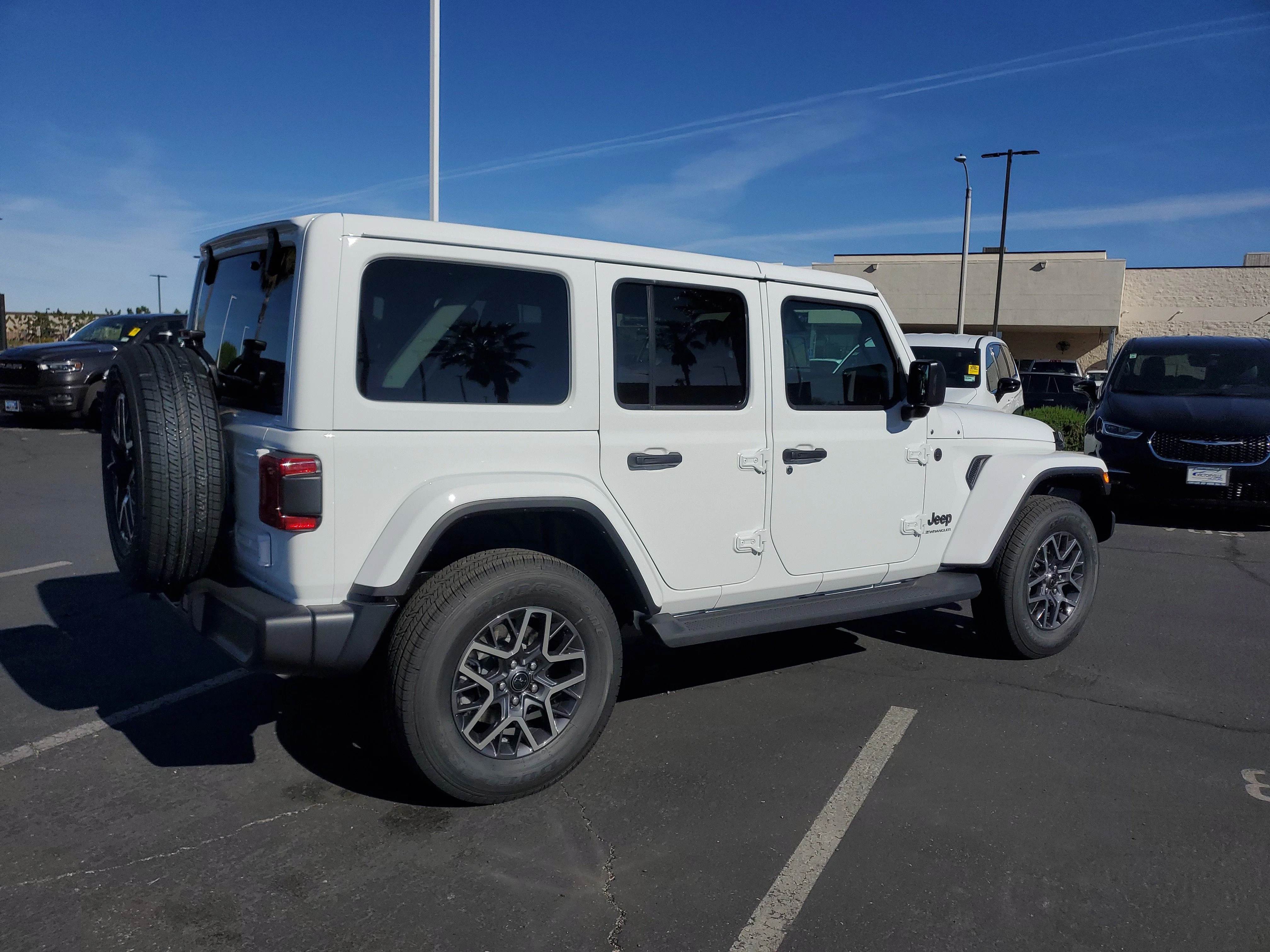 New 2026 Bright White Clear-Coat Exterior Paint Jeep Sahara image 3