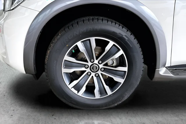 Used 2019 White Nissan SL image 29