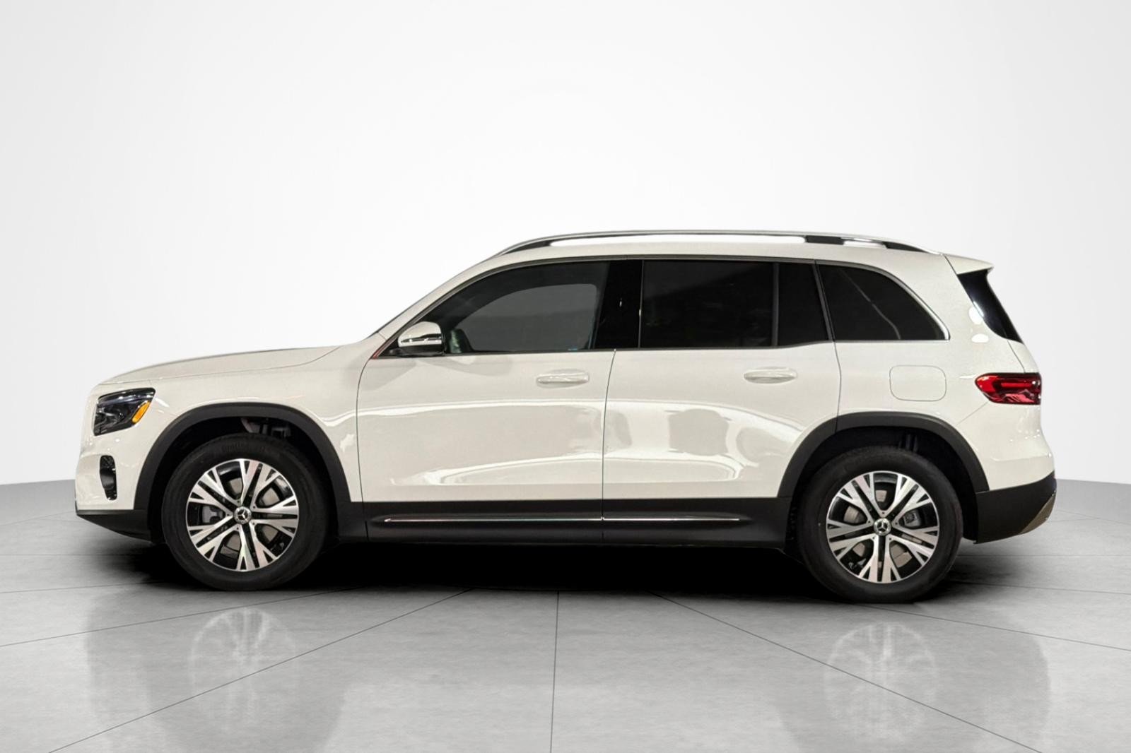 New 2026 Polar White Mercedes-Benz GLB 250 SUV image 2