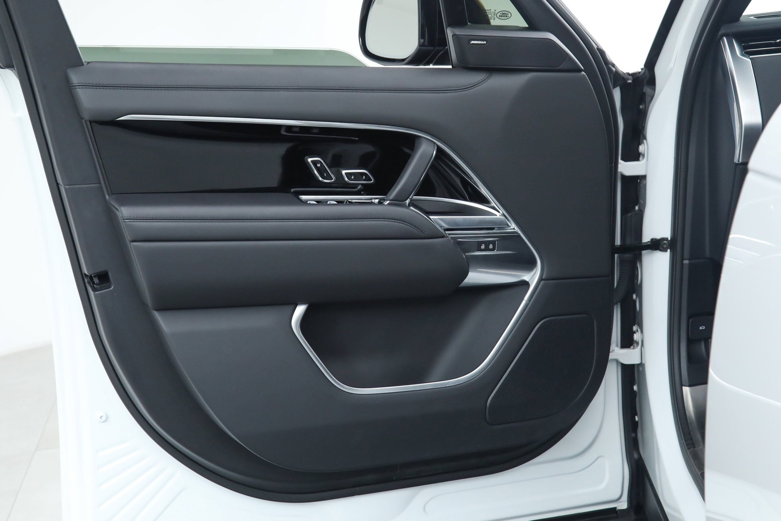 Used 2024 White Land Rover SE image 18