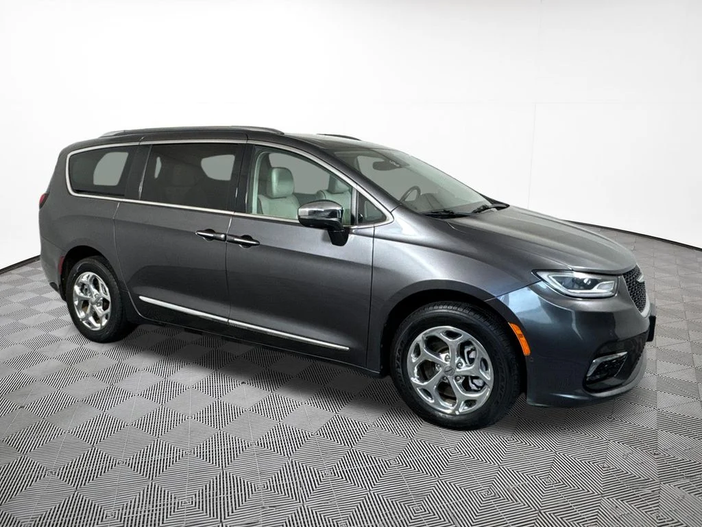 Used 2021 Crystal Metallic Chrysler Limited image 5