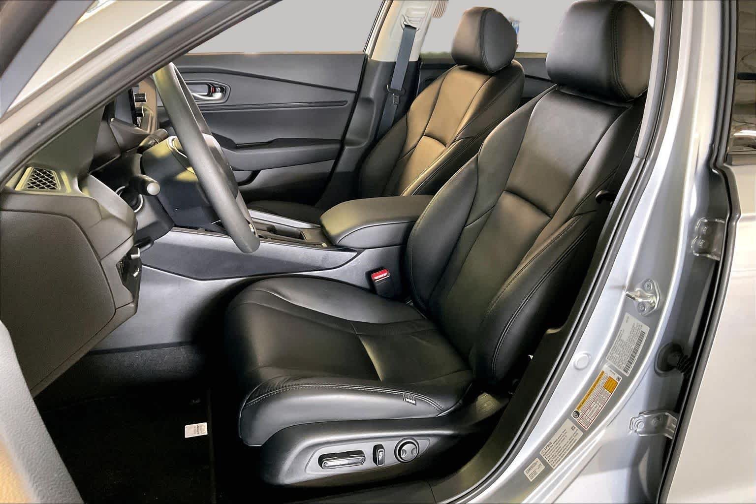 Used 2025 Solar Silver Metallic Honda SE image 7