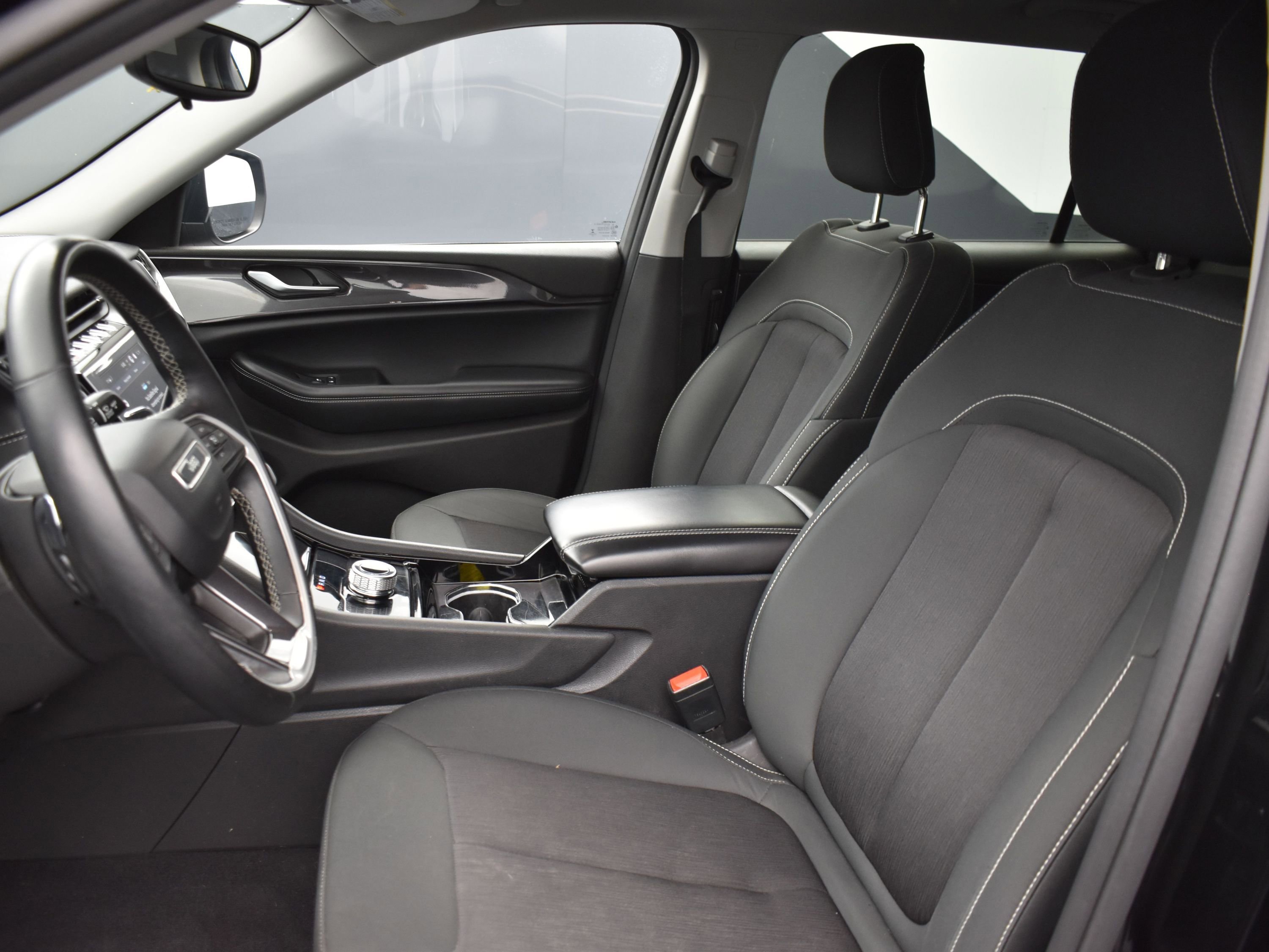 Used 2022 Diamond Black Crystal Pearlcoat Jeep Laredo image 16