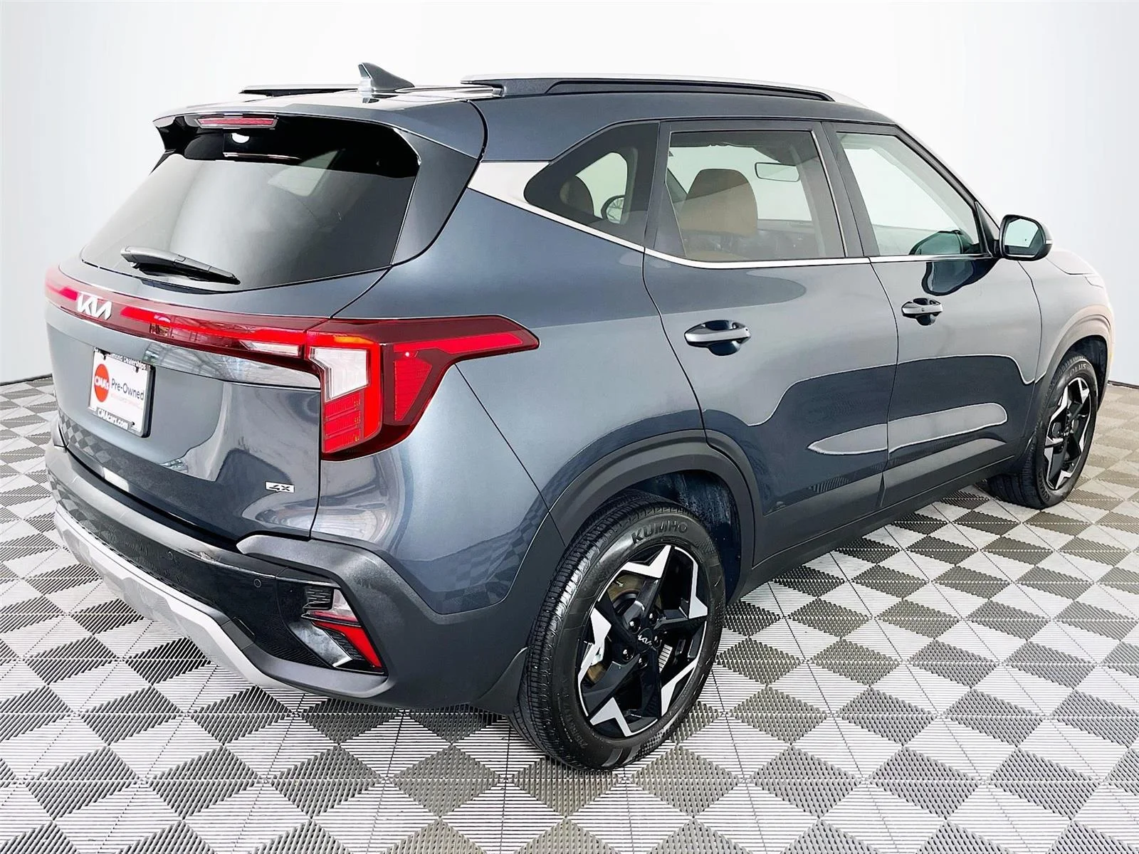 Used 2025 Gravity Gray Kia EX image 10