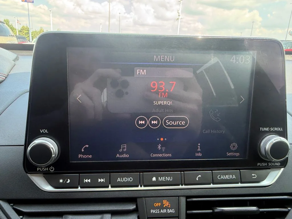 Used 2020 Red Nissan 2.5 SR image 27