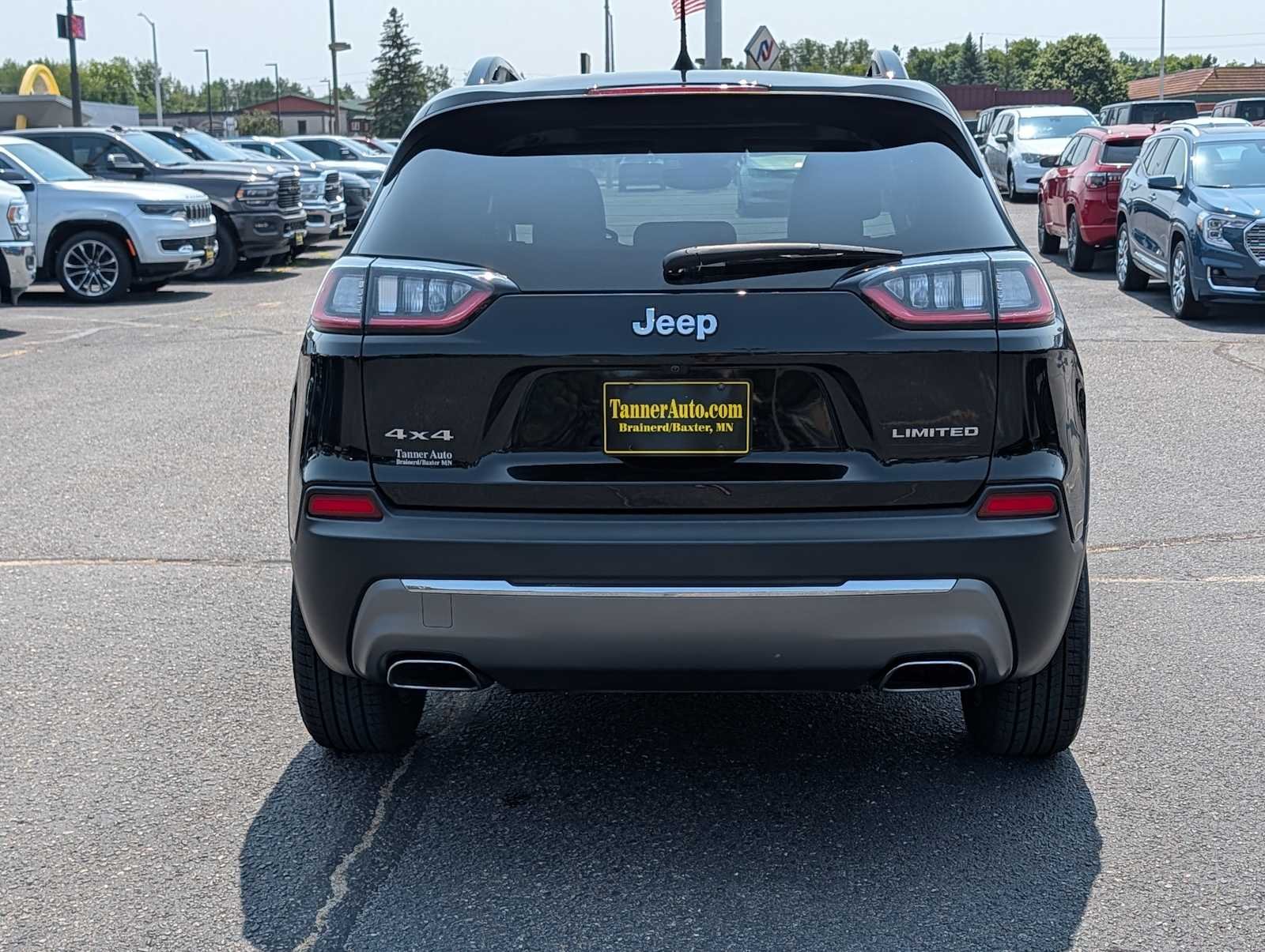 Used 2022 Diamond Black Crystal Pearlcoat Jeep Limited image 6