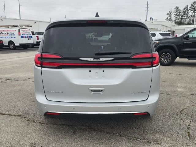 Used 2024 Silver Chrysler Limited image 4