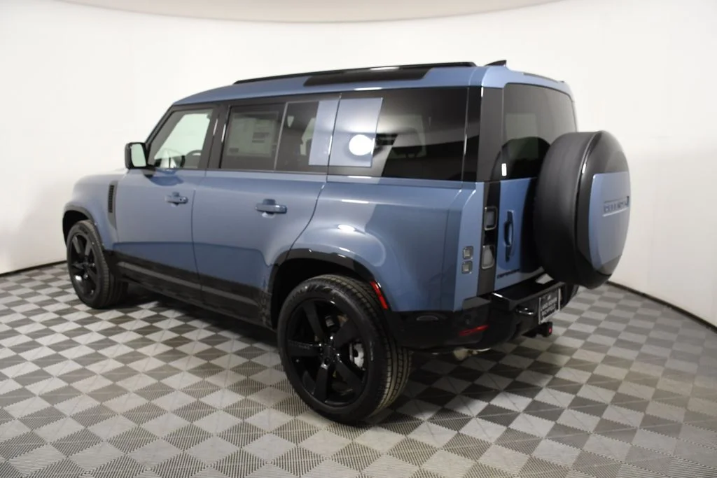 New 2026 Tasman Blue Land Rover X-Dynamic SE image 3