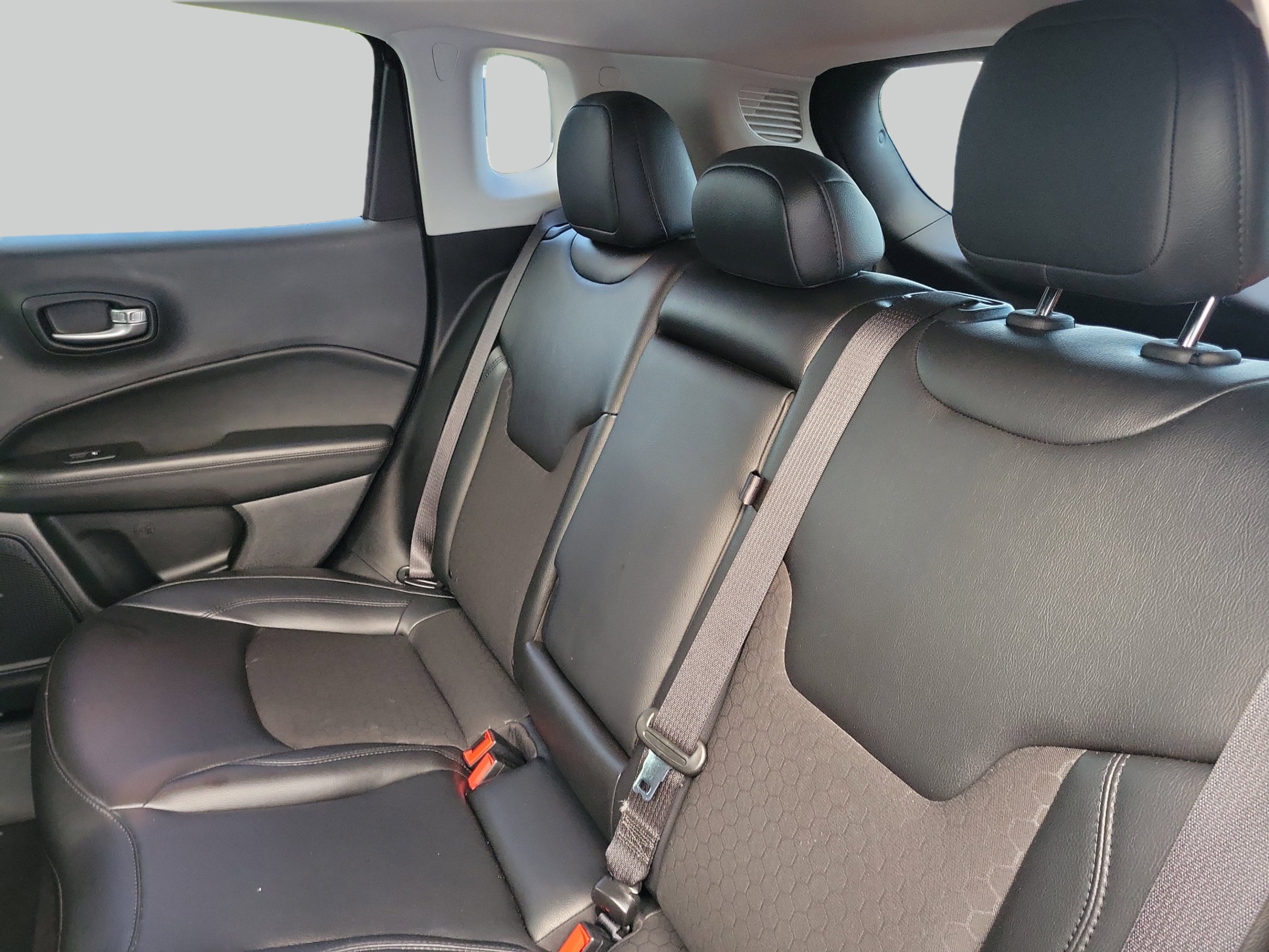 Used 2021 Granite Crystal Metallic Clearcoat Jeep Latitude image 10
