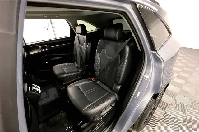 Used 2022 Everlasting Silver Kia SX-Prestige image 24