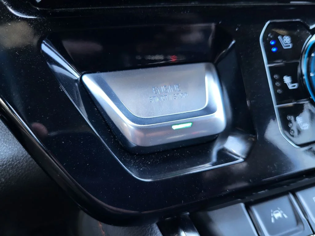 Used 2025 Summit White GMC AT4 image 17